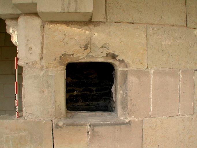 Loggia : dégagement des arcades sur jardin, chantier de restauration, 23 déc. 2001. Petite fenêtre jouxtant l'arcade nord, face extérieure.