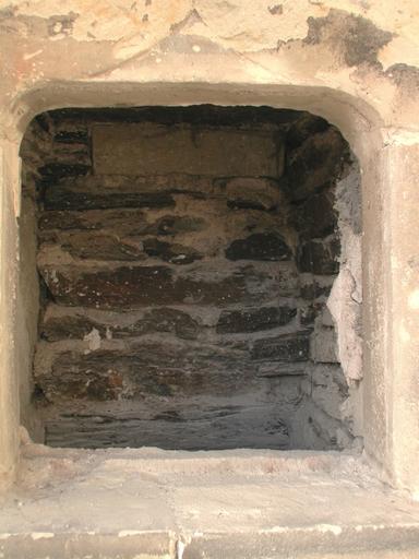 Loggia : dégagement des arcades sur jardin, chantier de restauration, 23 déc. 2001. Petite fenêtre jouxtant l'arcade nord, face extérieure et embrasure.