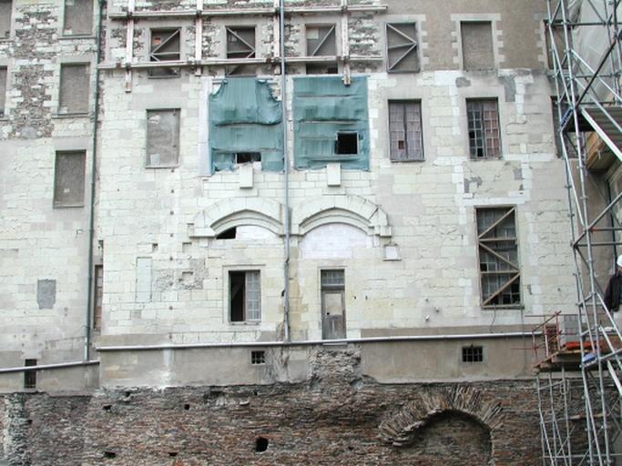 Logis B : façade est pendant le chantier de restauration, sept. 2001.