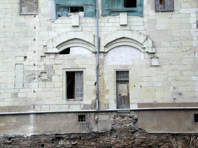 Logis B, façade est : état de la loggia pendant le chantier de restauration, sept. 2001.