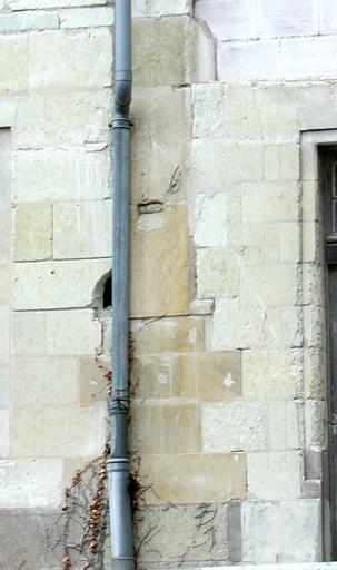 Logis B, façade est : détail sur le pilier central de la loggia pendant le chantier de restauration, sept. 2001.