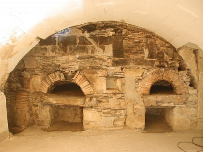 Logis A, 1er sous-sol, boulangerie sous la garde-robe de l'appartement est : mur ouest, dégagé lors du chantier de restauration, nov. 2001.