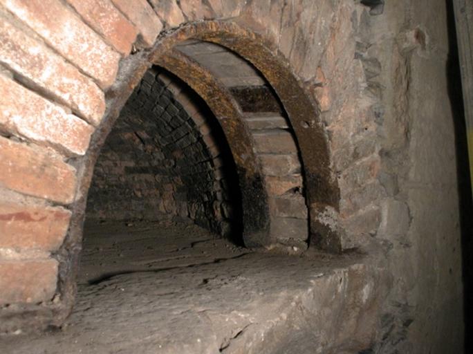 Logis A, 1er sous-sol, boulangerie sous la garde-robe de l'appartement est, mur ouest dégagé lors du chantier de restauration, nov. 2001 : bouche du petit four de droite.