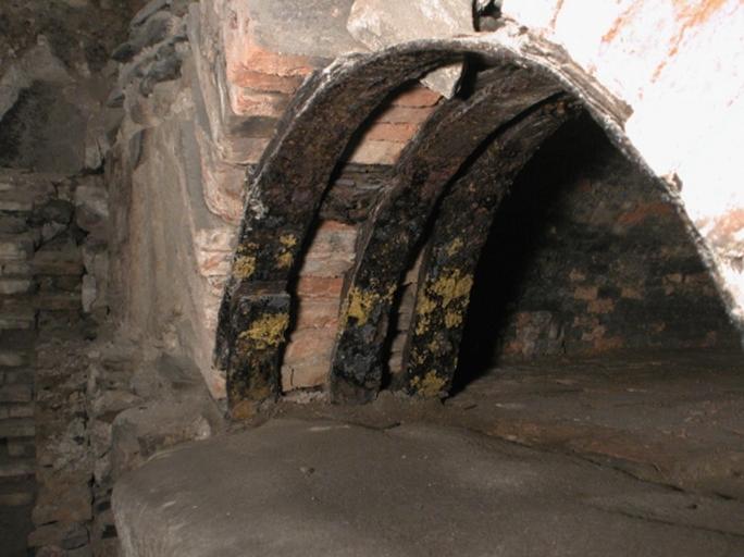 Logis A, 1er sous-sol, boulangerie sous la garde-robe de l'appartement est, mur ouest dégagé lors du chantier de restauration, nov. 2001 : bouche du grand four de gauche, intrados de l'arc.