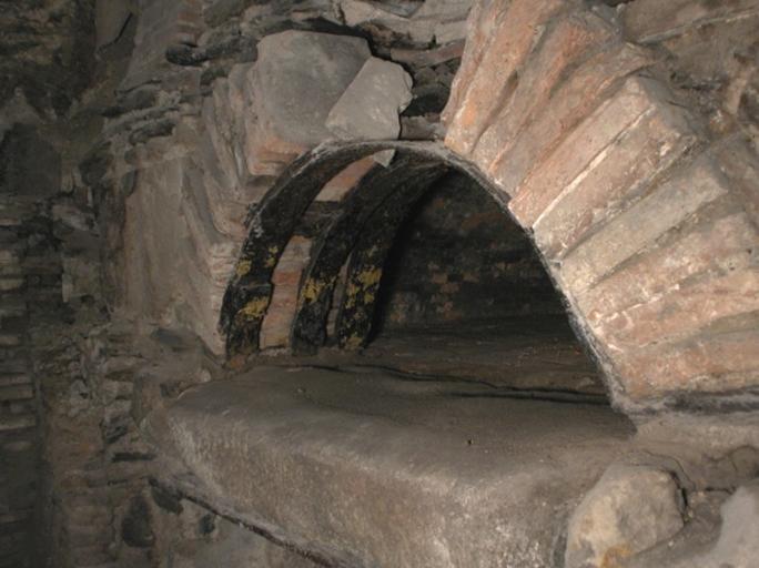 Logis A, 1er sous-sol, boulangerie sous la garde-robe de l'appartement est, mur ouest dégagé lors du chantier de restauration, nov. 2001 : bouche du petit four de droite.