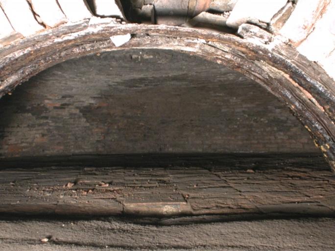 Logis A, 1er sous-sol, boulangerie sous la garde-robe de l'appartement est, mur ouest dégagé lors du chantier de restauration, nov. 2001 : grand four de gauche, sole et voûte en cul de four.