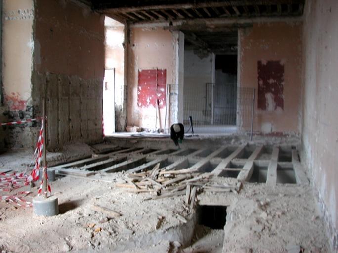 Logis A, rez-de-chaussée, volume de la chambre (appartement est) et de la salle, d'est en ouest, pendant le chantier de restauration, nov. 2001.