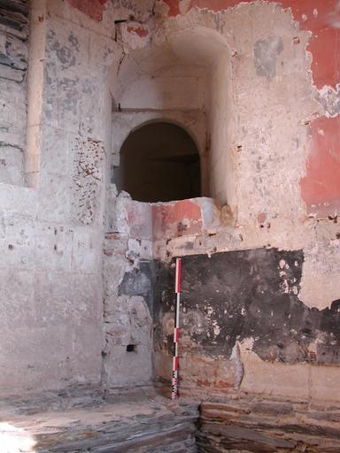 Logis A, rez-de-chaussée, garde-robe de l'appartement est, porte nord-ouest (vers la salle et la fausse-cour) dégagée pendant le chantier de restauration, nov. 2001.