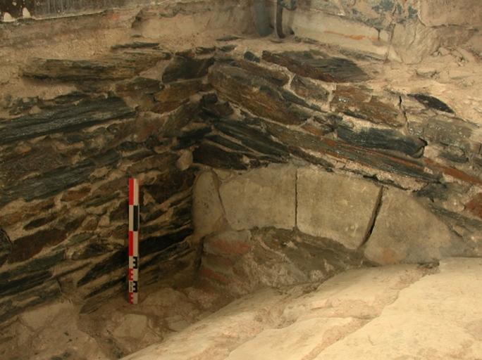 Logis A, rez-de-chaussée, garde-robe de l'appartement est, angle nord-est après démolition du sol : extrados de la voûte du 1er sous-sol et plate-bande de l'un des soupiraux du XVe siècle. Chantier de restauration, nov. 2001.