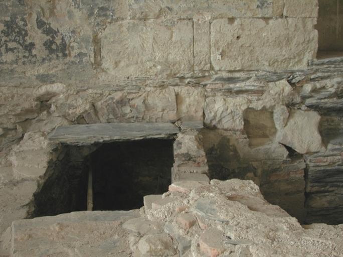 Logis A, rez-de-chaussée, garde-robe de l'appartement est, mur ouest après démolition du sol : plate-bande du soupirail sud (XVe siècle) en partie muré et transformé en conduit d'évacuation de fumée de fours de la boulangerie en sous-sol. Chantier de res