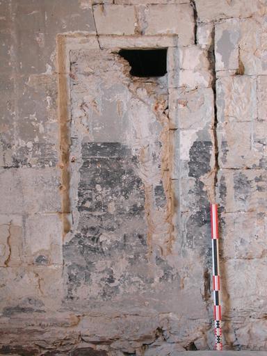 Logis A, rez-de-chaussée, garde-robe de l'appartement est, mur sud : porte est vers un retrait dans oeuvre. Chantier de restauration, nov. 2001.