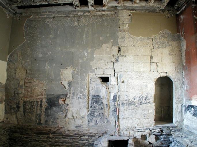 Logis A, rez-de-chaussée, garde-robe de l'appartement est, mur sud : vue d'ensemble. Chantier de restauration, nov. 2001.