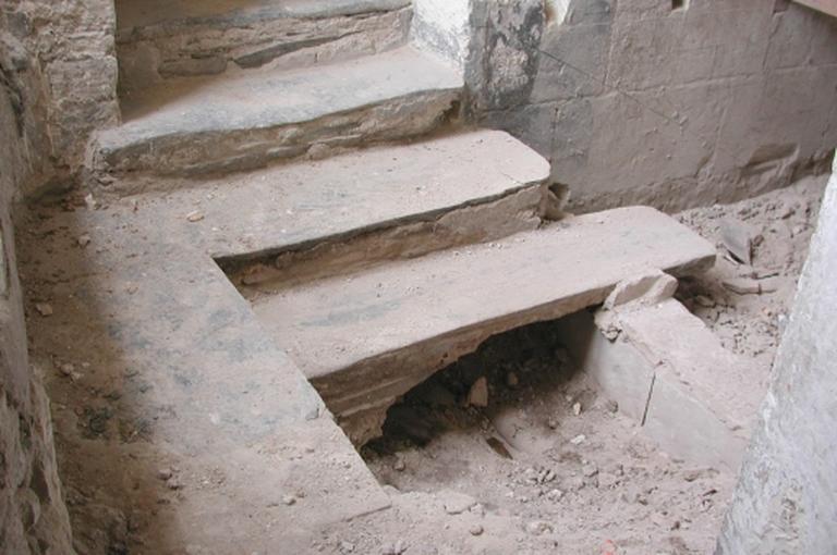 Logis B, Premier étage, passage (au-dessus du vestibule-couloir) entre la chambre du pavillon et la salle du logis B : emmarchement de la porte nord-ouest vers la salle. Chantier de restauration, nov. 2001.