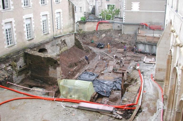 Espace de l'ancienne cour des communs, vue d'est en ouest. Chantier de restauration, fouilles archélogiques d'avril 2001.