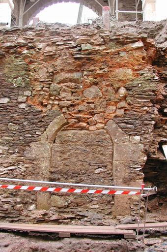 Ouvertures murées de la fin du Moyen-Age, élévation, sous la cour d'honneur au sud du portail d'entrée. Fouilles archéologiques, mars 2001.