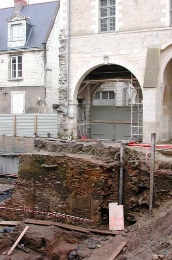 Cour d'honneur, dégagement d'un massif de maçonnerie, avec ouvertures murées au sud du portail d'entrée : vue d'ensemble Fouilles archéologiques, mars 2001.