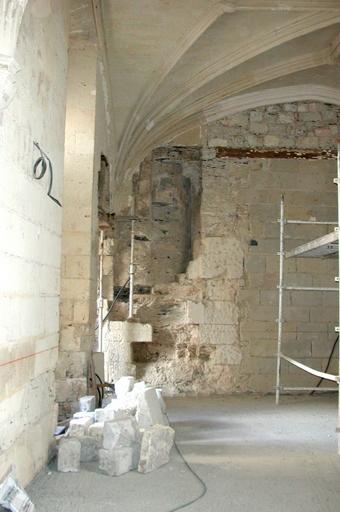 Logis B, salle voûtée du rez-de-chaussée, angle nord-ouest : dégagement d'un escalier en vis, vue d'ensemble. Chantier de restauration, 26 avril 2001.