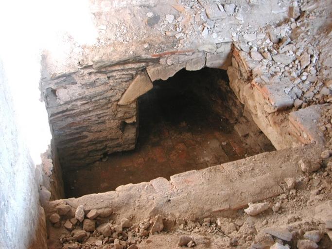 Logis A, garde-robe de l'appartement sud-est, angle sud-est, après suppression du sol : petit espace carrelé au-dessus du grand four du 1er sous-sol, avec soupirail du mur ouest vers la fausse-cour. Chantier de restauration, 16 mai 2001.