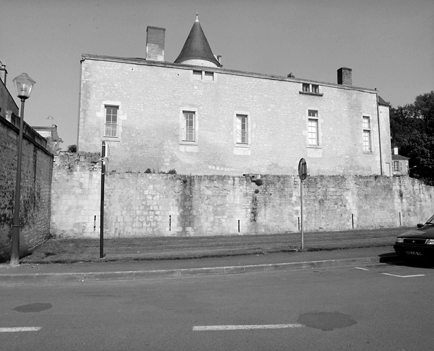 Façade arrière de l'aile sud-est, après restauration.