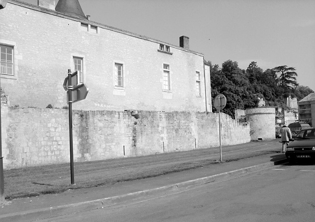 Courtine et tour d'enceinte rue de la Rochefoucauld après les travaux de restauration.