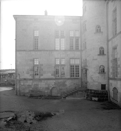 Façade sur cour de l'aile sud-est, après restauration.