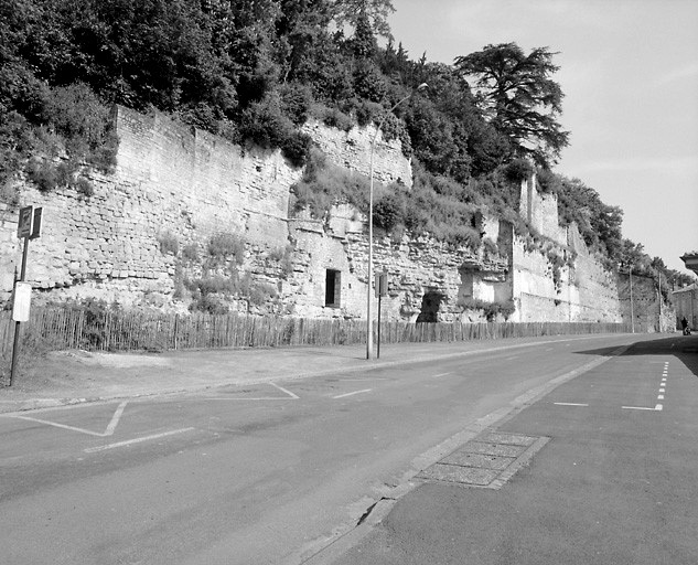 Façade est du château avant les travaux de restauration engagés en 2001. Vue prise de la rue du Château.