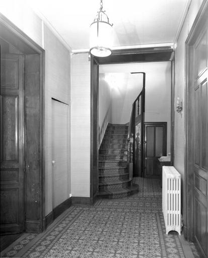 Vestibule : vue vers l'escalier, depuis l'entrée