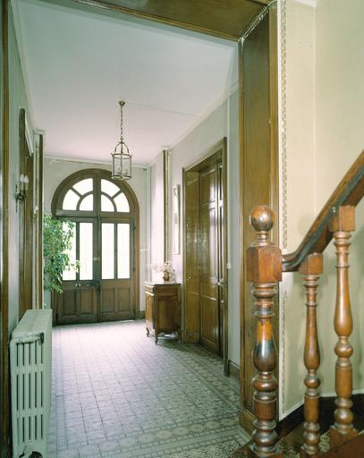 Vestibule : vue depuis l'escalier vers la porte d'entrée