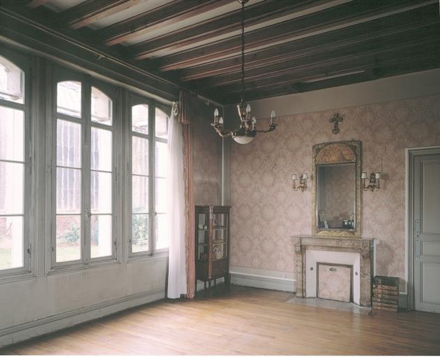 Salon : vue d'ensemble depuis le vestibule