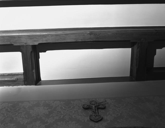 Salon : détail du plafond à poutres, au-dessus de la cheminée.