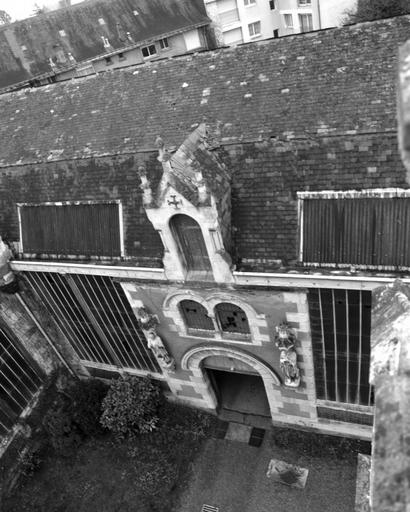 Galerie d'exposition, aile sud-est : élévation sur la cour d'entrée, vue plongeante sur la travée d'entrée.