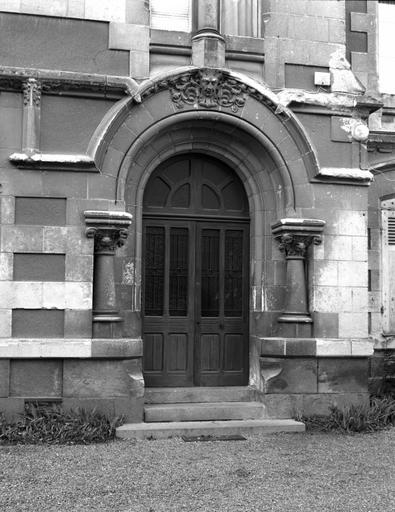 Façade sur cour : porte d'entrée