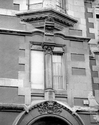 Façade sur cour, travée de l'avant-corps : détail au 1er étage