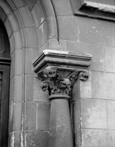 Façade sur cour, porte d'entrée : chapiteau de droite