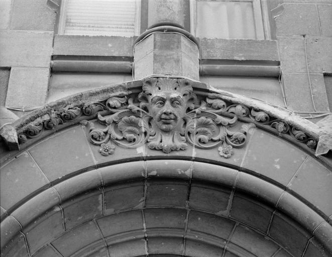 Façade sur cour, curonnement de la porte d'entrée
