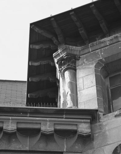 Oriel, étage de comble, détail sur la colonne d'angle sud