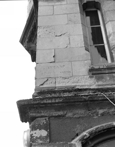 Façade sur cour, face nord de l'avant-corps, 1er étage, signature gravée : E BRICARD ARCHTE