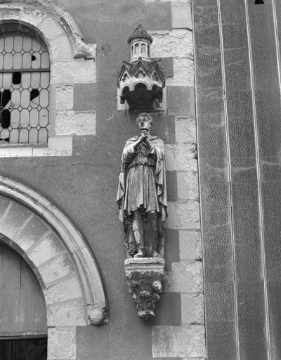 Galerie d'exposition, portail sur la cour d'entrée, statue sous-dais de droite : saint Rogatien.