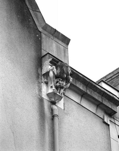 Pignon sur rue, motif d'acrotère : animal fabuleux