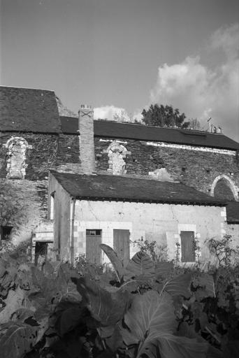 Eglise priorale, façade antérieure sur jardin.