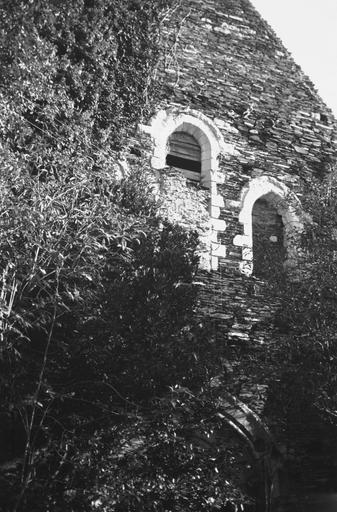 Eglise priorale, chevet sur jardin.