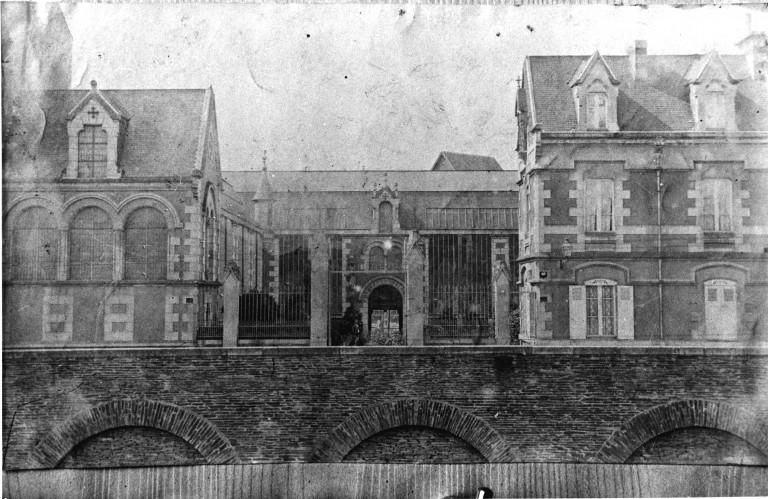 Vue d'ensemble de la cour d'entrée rue de Bel-Air, vers 1910 : galerie d'exposition en équerre à gauche et maison à droite