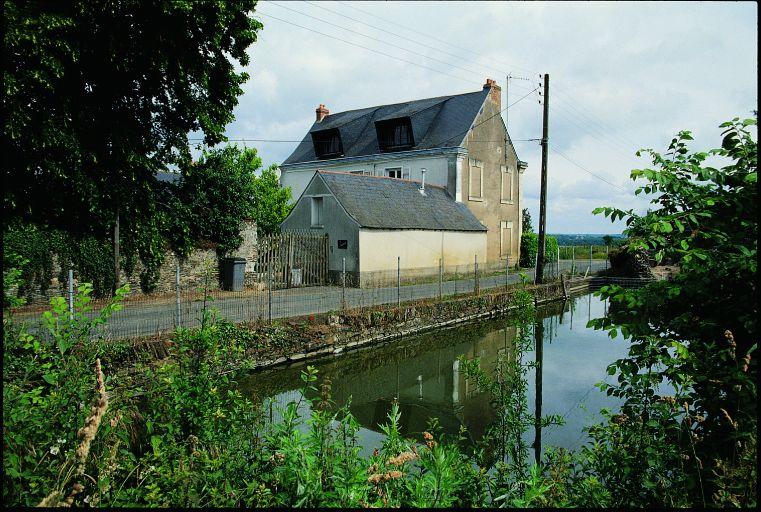 Vue d'ensemble sur le chemin, au sud. Au premier plan, la mare aux canards de la ferme de la Gatellière