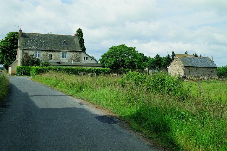 Logis : vue d'ensemble sur le chemin, au nord