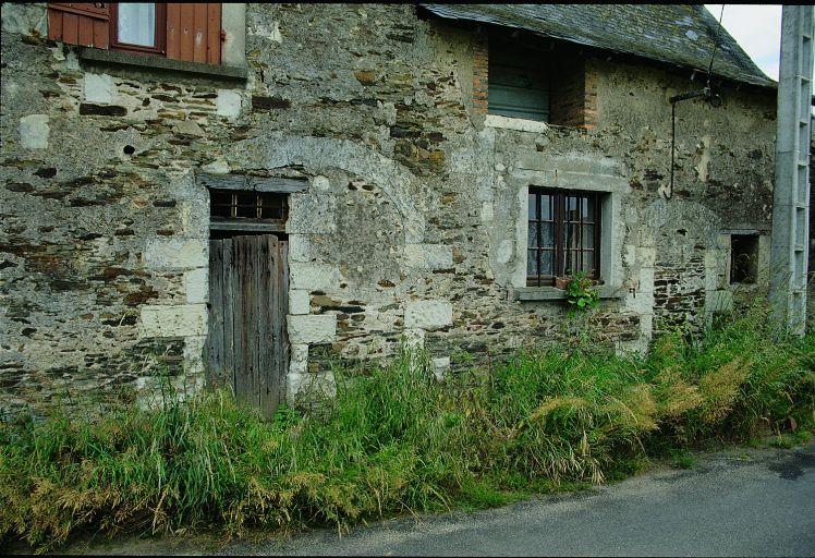 Logis, partie nord : portes murées sur le chemin.