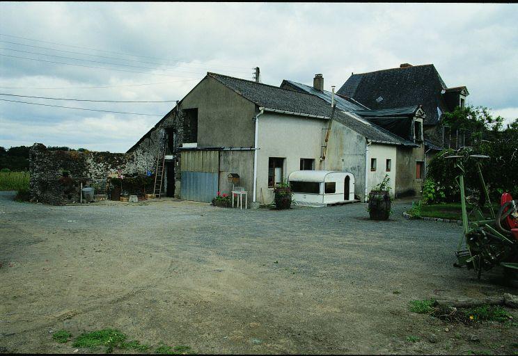 Vue d'ensemble sur la cour, du sud-est.