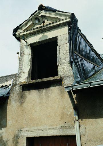 Logis, détail sur le pavillon : lucarne sur cour.
