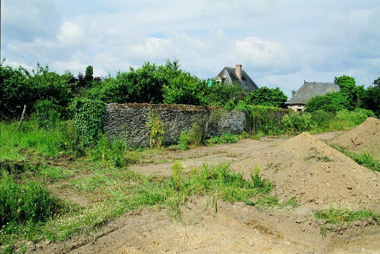 Site de la Gatelière, vu du nord-est. Au 1er plan, les restes du mur d'enclos.