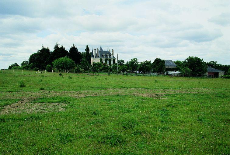 Vue éloignée de la propriété, depuis la Turpinière à l'est.