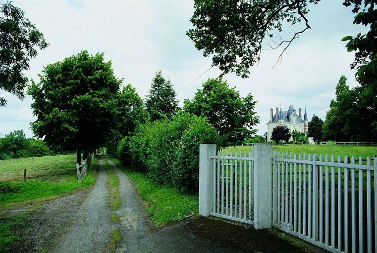L'allée d'accès et le logis, depuis le chemin.